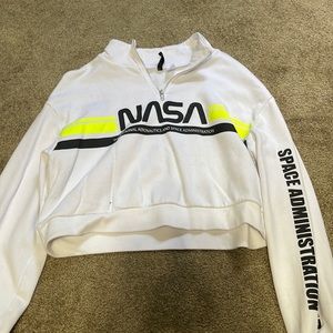 H&M: Nasa cropped sweatshirt